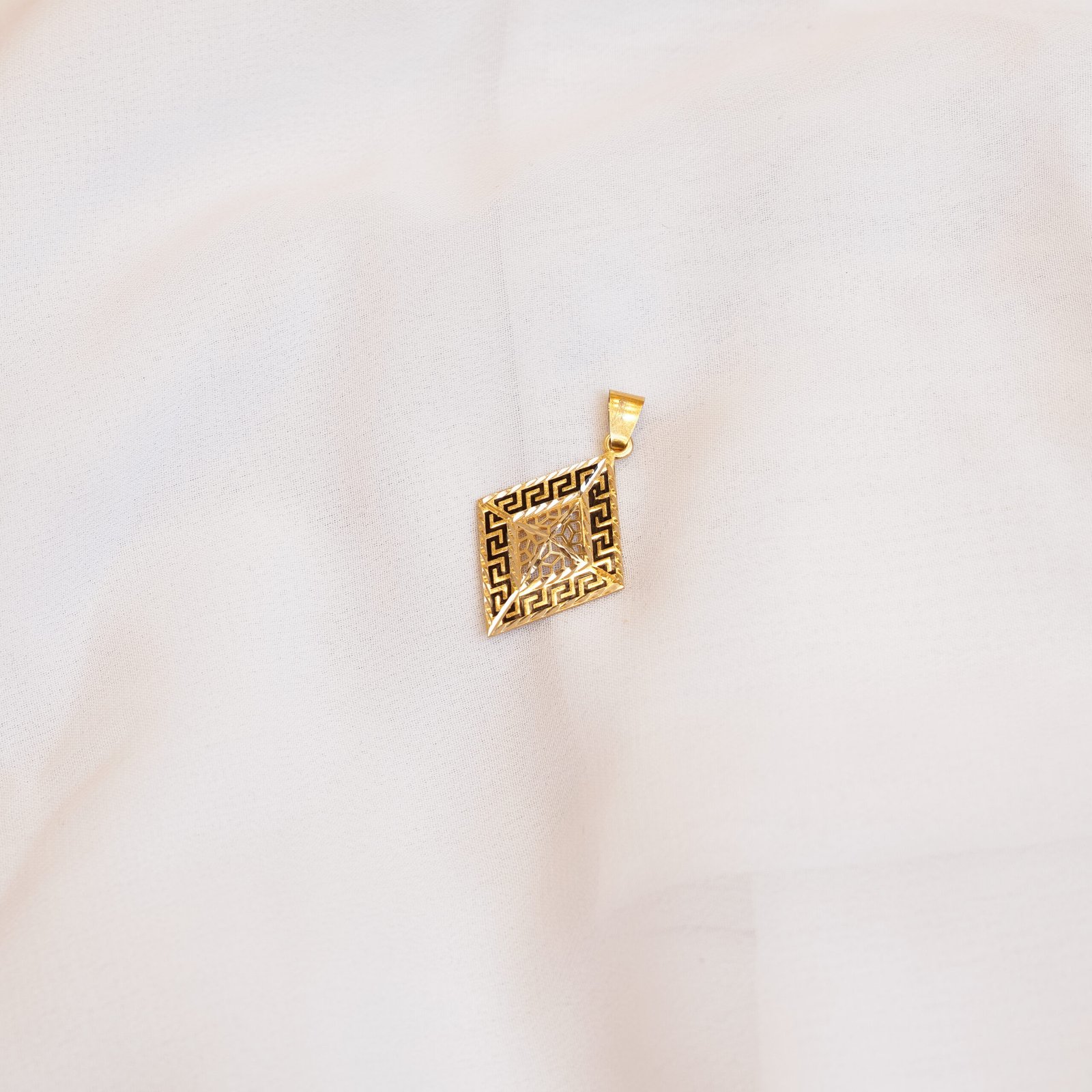 تعليقة فيرساتشي 374 غرام